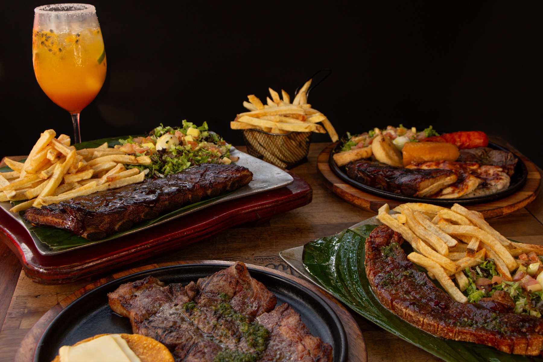 Selección de carnes, acompañamientos y bebidas de D'caché
