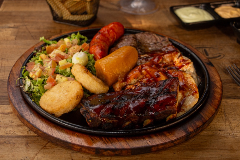 Mixto de carnes servido con acompañamientos